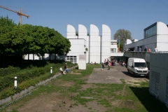 측면 외부 공간 조경. © JEONGHI GO